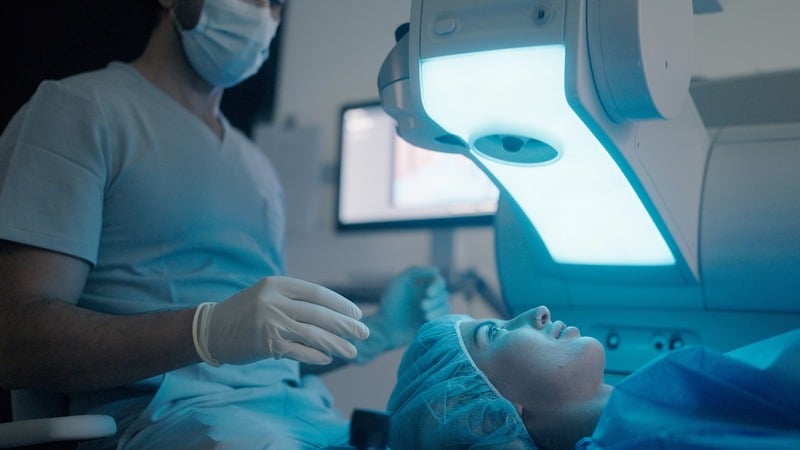  Eye surgeon Shajari performing laser eye surgery in Frankfurt with Presbyond