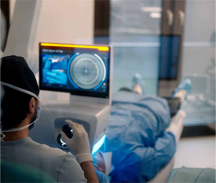 Prof Shajari beim Augenlasern in Frankfurt mit SMILE Pro und dem Visumax 800 der Firma Zeiss