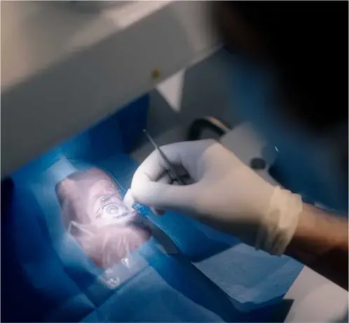 Prof Mehdi Shajari bei der Augen Operation mit ICL Linse