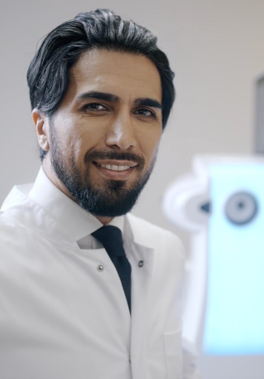 Prof. Mehdi Shajari in front of the Visumax 800 laser by Zeiss.