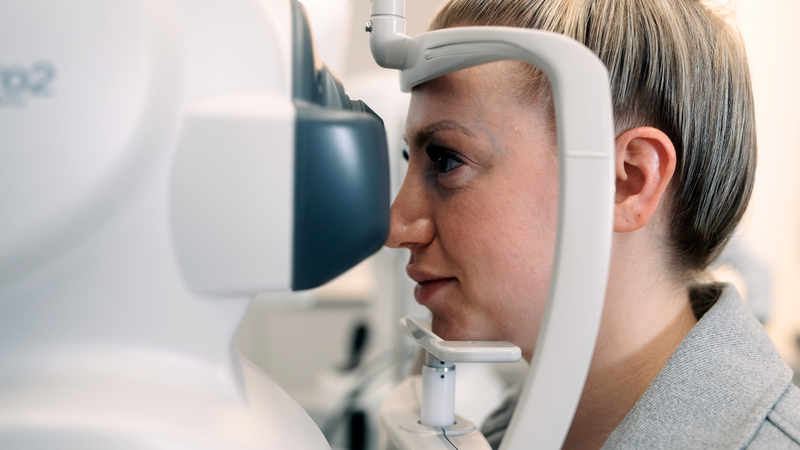 Patient wird auf Schlupflider OP vorbereitet und wird angezeichnet