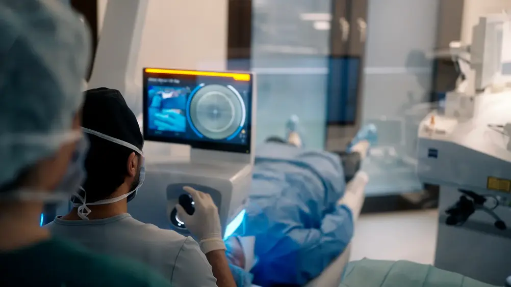 Prof. Mehdi Shajari beim Augen lasern mit LASIK in Frankfurt mit dem Visumax 800 der Firma Zeiss