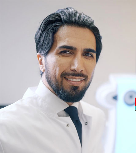 Mehdi Shajari vor dem Augenlaser Visumax 800 der Firma Zeiss