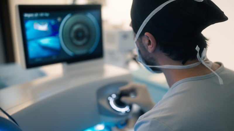 Augenarzt Shajari beim Augenlasern in Frankfurt mit der Femto-LASIK