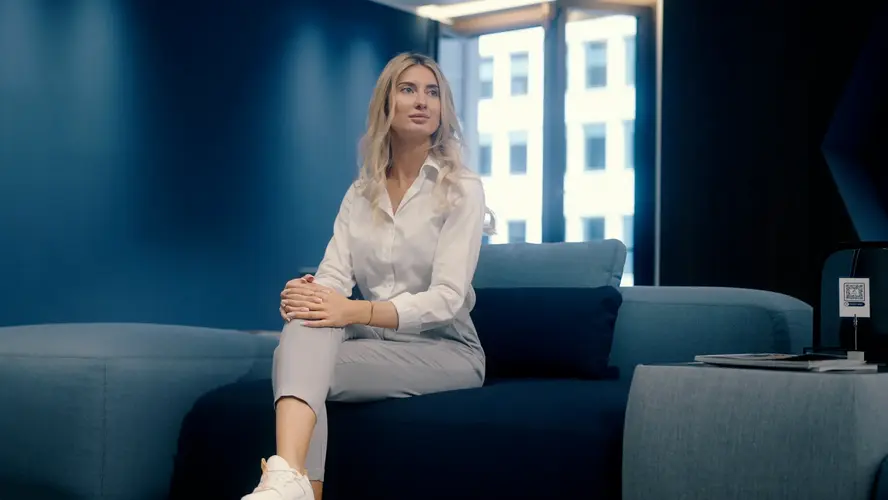  Medical specialist from the dr. vision eye clinic in Frankfurt performing a measurement on a patient.
