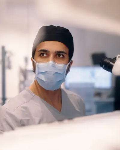 Augenarzt Frankfurt Professor Mehdi Shajari in OP-Kleidung vor dem Augenlaser beim operieren