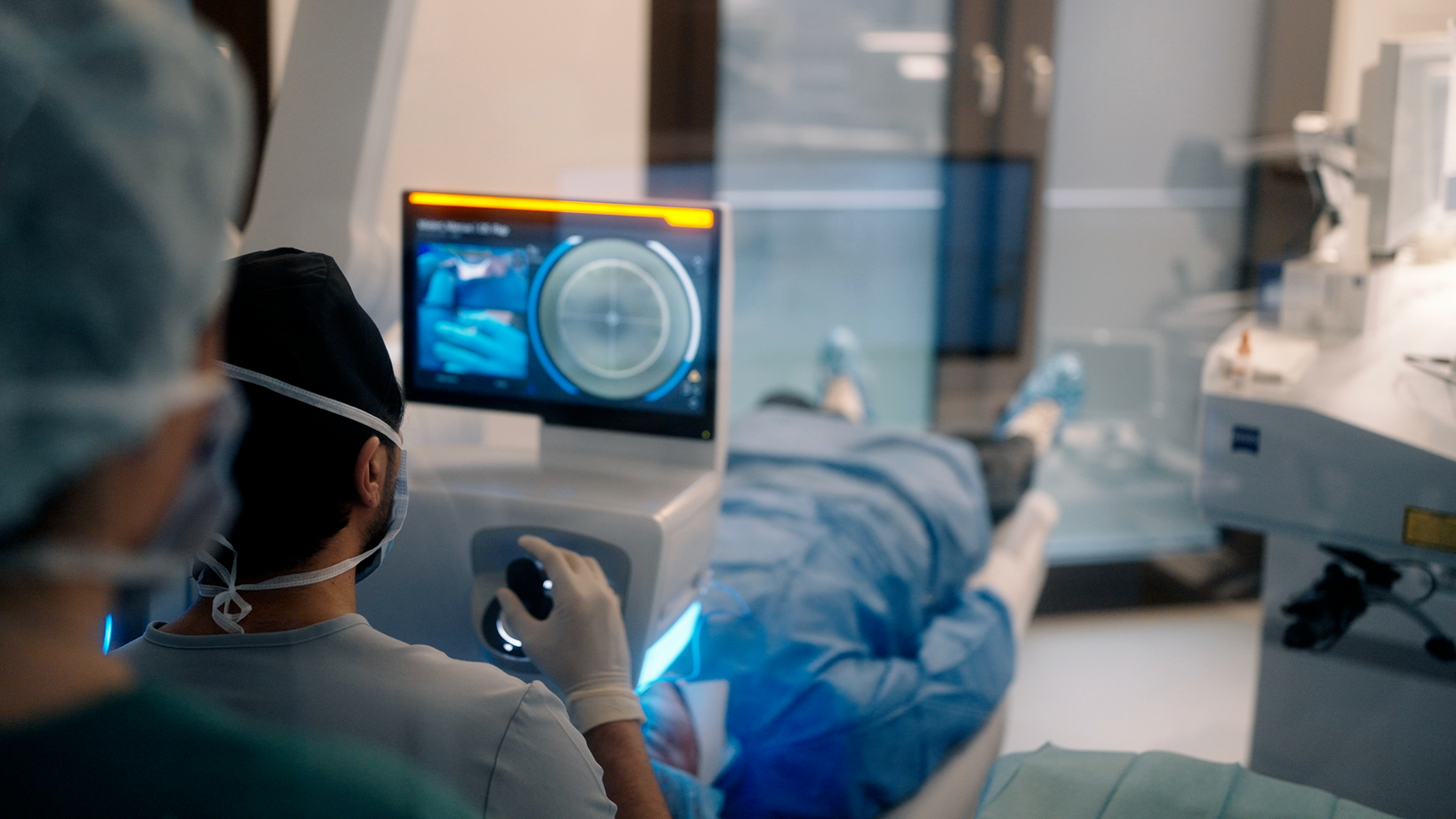 Patient wird auf Schlupflider OP vorbereitet und wird angezeichnet